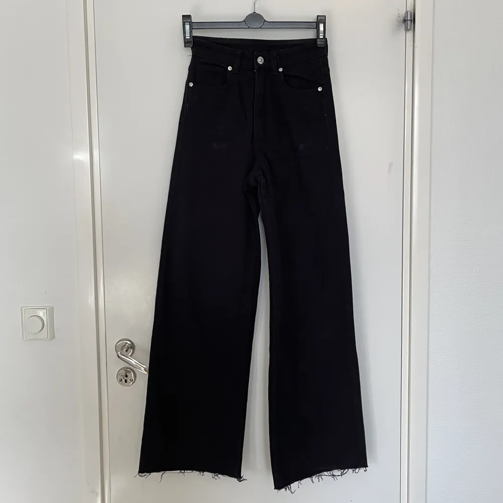 Super sköna svarta jeans från H&M i storlek 32. Fint skick endast använda ett fåtal gånger. Dom är klippta och passar bra till mig som är 158 cm lång. Skriv gärna för fler bilder 🤍. Jeans & Byxor.