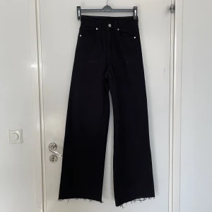 Svarta Jeans  - Super sköna svarta jeans från H&M i storlek 32. Fint skick endast använda ett fåtal gånger. Dom är klippta och passar bra till mig som är 158 cm lång. Skriv gärna för fler bilder 🤍