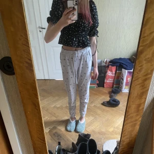 Sommar topp - Fin sommar topp från hm. Köpt för ett tag sedan men sparsamt använd. Säljer pga börjar bli för liten. Hör av er vid intresse eller frågor🤍