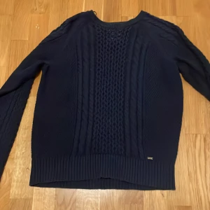 💙HOLLY&WHITE SWEATER💙 - Köpt på secondhand men inte andvänd av mig❤️ har ett hål som visas på tredje bilden, hålet är vid ärmen på baksidan!