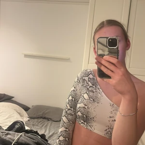 Boohoo festlig topp - Festlig topp med ormskinns mönster 
