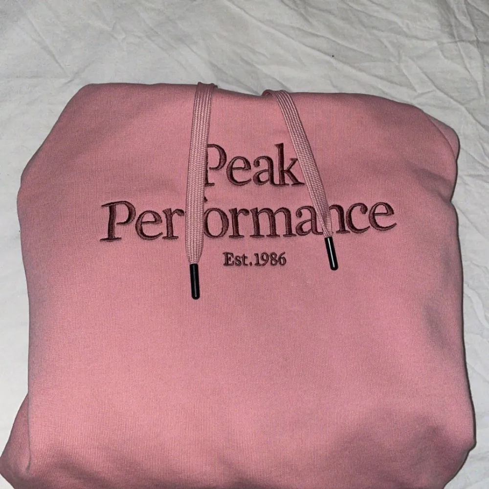 Jag säljer min rosa jättefina peak performance hoodie som är köpt på peak performance hemsida. Tröjan är bara testad en gång pågrund av att jag hade tagit av prislappen innan jag hade provat den och den då var för kort i armarna. Den är köpt för 1300. . Hoodies.