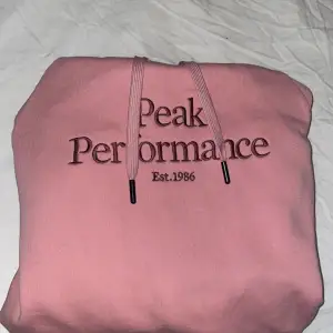 Jag säljer min rosa jättefina peak performance hoodie som är köpt på peak performance hemsida. Tröjan är bara testad en gång pågrund av att jag hade tagit av prislappen innan jag hade provat den och den då var för kort i armarna. Den är köpt för 1300. 