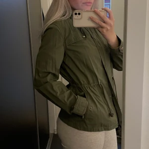 Jacka - Trendig militärgrön jacka som knappt är använd