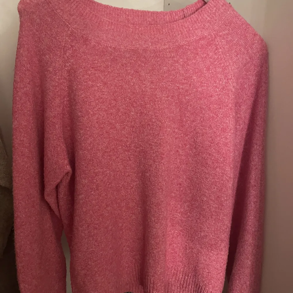 En rosa veromoda tröja, nästan aldrig använd 💗💘 (finns inga bilder på). Tröjor & Koftor.