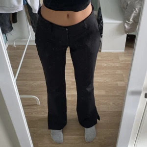 Svarta kostymbyxor  - Kostymbyxor från bikbok i modellen Vera Petite