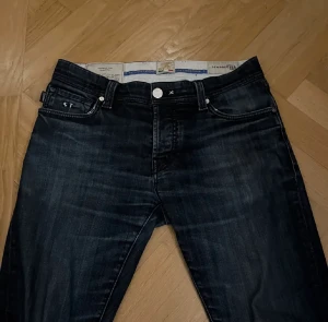 Tramarossa jeans - Tja säljer ett par snygga Tramarossa jeans som nästan är nya. Väldigt snygga i modelen Leonardo och i st 32. Den backre knappen är tyvärr borta men det påverkar inte jeansen då man inte ser eller märker det.