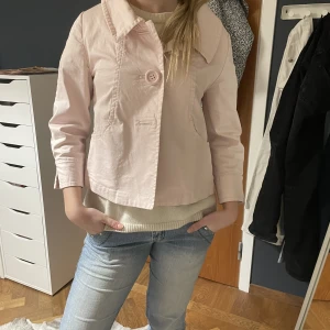 Kappa - Världens finaste trekvartsärmade jacka/kappa. Så fin ljusrosa färg. 