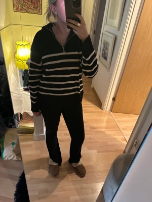 Stickad tröja  - Randig stickad tröja i väldigt bra skick använd fåtal gånger 