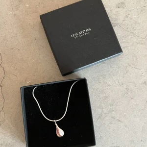 Halsband Efva Attling ”Happy tear pendant” - Halsband från Efva Attling i silver. Aldrig använt! 