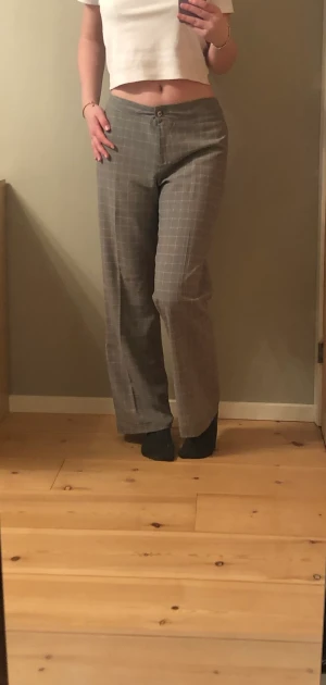 Lågmidjade kostymbyxor  - Skitcoola lågmidjade kostymbyxor!! Passar till allt och är supersköna!! Är 175 och de är långa i benen på mig💕