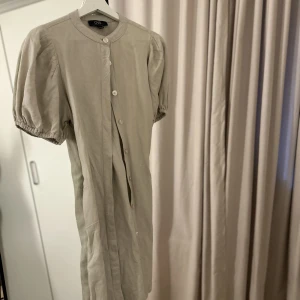 Beige klänning - Beige klänning från OVS. Storlek 36. 