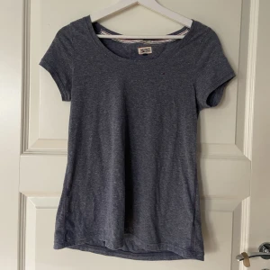 T-shirt  - Säljer denna fina Tommy Hilfiger tröja.💞