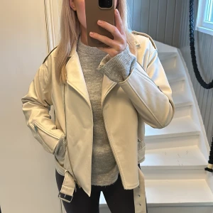 Beige skinnjacka - Beige skinnjacka, storlek 38