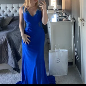 Balklänning med öppen rygg - Älskar denna men har aldrig fått chansen att ha på den💙  Blå spets omringar klänningen och det finns en inbyggd bh