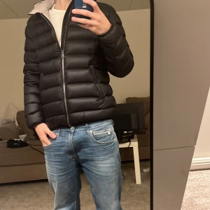 Colmar jacka  - Jag säljer min Colmar jacka då den blivit för liten. Köpt på johnells för 4000kr mitt pris 1999kr. storlek XS.  Skick 7,5/10 då det är en 2cm spricka i innerfickan 