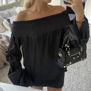 Svart offshoulder blus  - Så fin 
