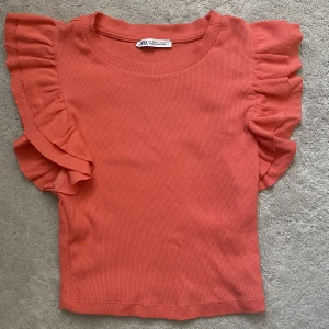 Zara Tröja - Säljer nu min fina tröja med volanger från Zara, köpt 2022 men knappt använd. Säljer då den inte kommer till användning💘 Köpt för 119kr, säljer för 60+frakt💘 Storlek S