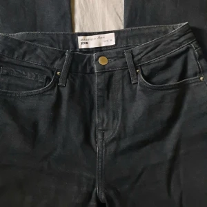 Petite jeans - Jeans för dom som är lite kortare.  Skulle säga att dom är bootcut eftersom dom sitter tajta uppe vid låren och sedan lite mer utsvängda vid benen. Passar en som är runt 154. Använd ett fåtal ggr.  För mer bilder och info skriv gärna priv 🤗