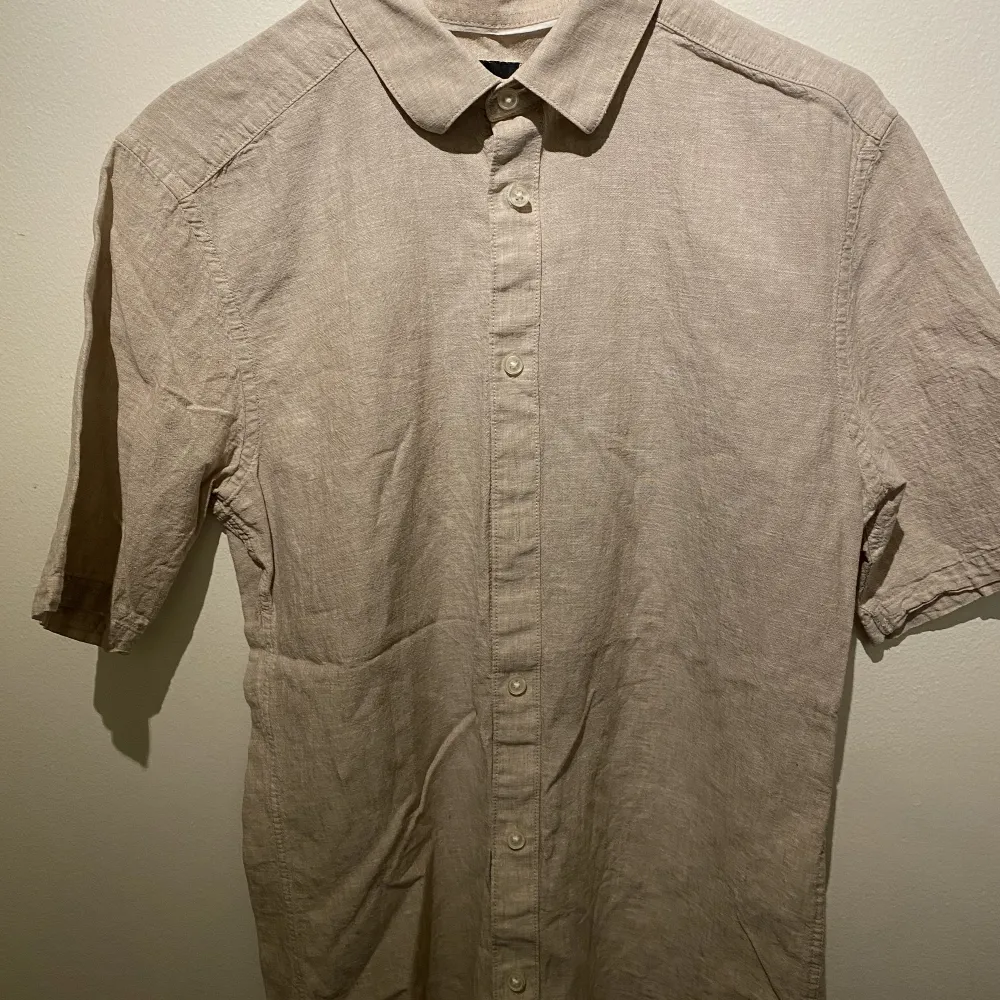 Säljer min snygga helt oanvända linneskjorta, oanvänd pga den passa inte min stil så bra. Den är i S men är lite oversized. . Skjortor.
