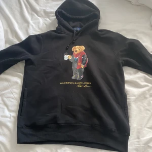 Ralph Lauren Hoodie - Använd 3-4 gånger och är i bra skick, nypris 2300. Pris kan diskuteras