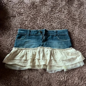 Jeanskjol med volang - Säljer denna supersnygga jeanskjolen med tygvolsnger är i storlek L men skulle säga att den passar s/m bättre