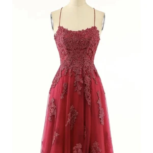 Mörkröd balklänning - Säljer min superfina balklänning från i våras. Detaljerna är precis som på bilden men den har även ett slit på sidan som inte går väldigt högt upp! Ryggen är helt öppen och har tunna band! Finns små defekter längst ner, fråga gärna privat om fler bilder💕