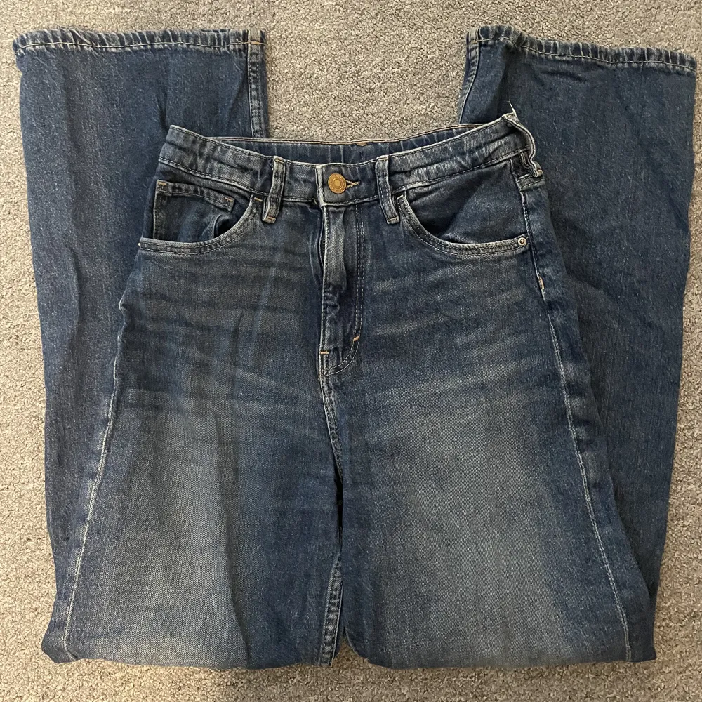 Två par jeans från h&m, säljer tillsamans eftersom de är i samma modell men kan sälja separat för 20kr styck. De är bredbenta och höga i midjan samt i bra kvalitet 💕. Jeans & Byxor.