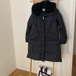 Dunjacka, svart Lempelius st 36 - Klassisk svart dunkappa i strl ca 36, rymlig modell, gåsdun. Mindre tecken på användning. Nypris strax under 10.000kr https://shop.lempelius.net/products/copy-of-oversized-down-parka-yra?option1=SKY+BLUE&option2=M%2FL&variant=44524272091403