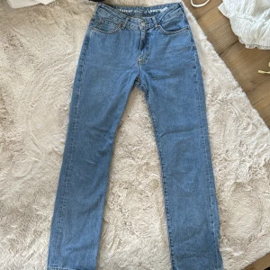 Lågmidjade jeans - Säljer dessa fina från bikbok i storlek 25🩷 inte så jätteanvända och är i fint skick