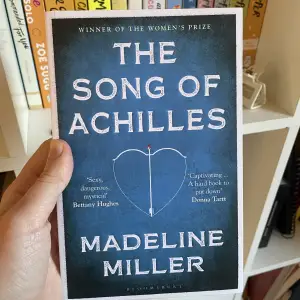 Boken ”the song of Achilles” skriven av Madeleine Miller på engelska. Den har endast blivit läst en gång och är i jättefint skick. Bokryggen är hel.