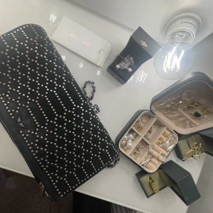 zadig väska - säljer min super snygga zadig väska som tyvärr inte kommer till andvändning. Vissa silverdetaljer har tappat färgen därav priset. Den har en kjedja som hänger ner men som man kan stoppa in. Skriv för fler bilder. Nypris: 4500kr!! pris går att diskutera
