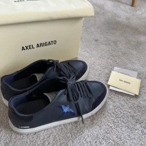 Axel arigato clean 90 bird - Säljer nu mina unika arigato skor som inte säljs längre, köpte dom i juni på Nk men säljer då dem ej kommer till användning, dem har inga märken eller andra tecken på slitage, köptes för 2750 men jag säljer för endast 1300, skriv om fler frågor finns