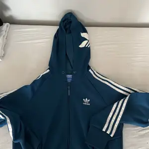 Adidas zip hoodie St. S-M Köpt för 360kr men säljer för 250kr