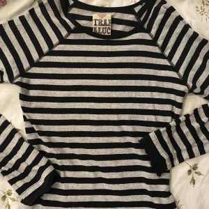 Randig tröja - En vanlig randig tröja 😭👍 skriv vid fler frågor 💕