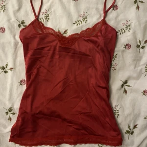 Rött spets linne - Ett rött spets linne som man kan använda till både att sova i och som ett vanligt plagg, skriv vid fler frågor 💕