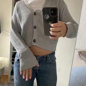 stickad kofta  - använd typ 3 gånger