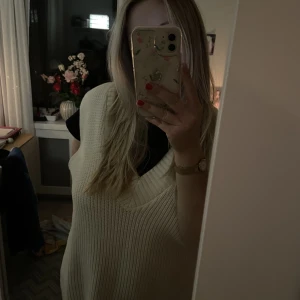 Stickad väst - Stickad väst ifrån Hm som är krämvit och så snygg!  Nästintill oanvänd💖