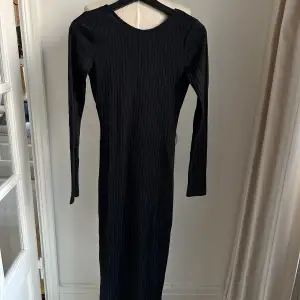 Superfin svart långärmad ribstickad klänning med djup rygg från NAKD.