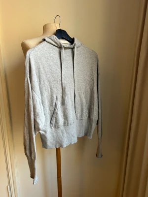 Cashmere Blend Hoodie - Grå hoodie från H&Ms Cashmere Blend kollektion.   Storlek M men mer som en S. 90% Bomull 10% kashmir
