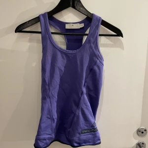 Adidas Linne - Stella McCartney linne från Adidas. Nypriset låg på ≈ 600-700 kr  Väldigt skönt och luftigt linne 