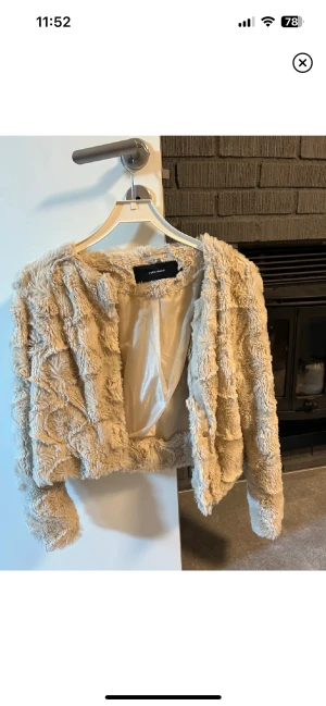 Fluffig jacka  - Fluffig jacka som jag sytt upp lite för att den skulle bli kortare modell. 