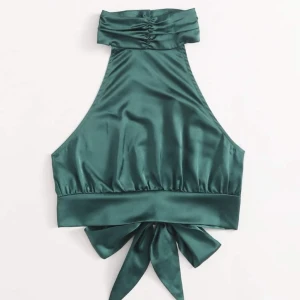 Topp - Grön topp som är jätte bekväm och fin! Men tyvärr för liten på mig🤓🌷