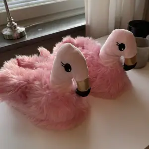 Säljer dessa söta flamingo tofflor i storlek 36/37. Använt skick 