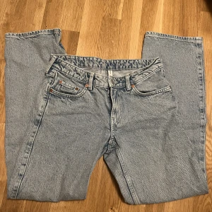 Jeans  - Säljer mina jeans från weekday samma modell som dom första storlek 27/30💗