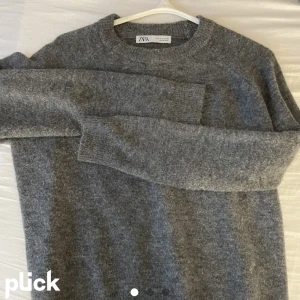 Zara tröja - Säljer min jätte fina stickade Zara tröja, som tyvärr aldrig kommer till användning, den är k super bra skick ❤️pris kan alltid diskuteras  (Lånade bilder)