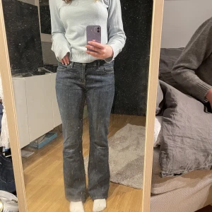 Lågmidjade bootcutjeans Tommy Hilfiger  - Jättefina lågmidjade jeans från Tommy Hilfiger. Perfekt skick! Lågmidjade bootcutjeans från Tommy Hilfiger. Passar mig som är runt 170 i längden. Skulle säga att de passar en S och M i midjan💕