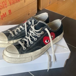 Cdg svarta converse - Använda cdg skor, ganska slitna. Pris kan diskuteras vid snabb affär