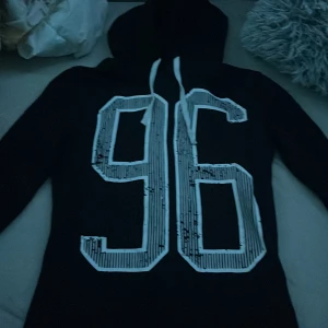 Lång svart hoodie klänning  - En jätte lång och fin hoodie/klänning som är i ett jätte fint skick och är nästan helt oanvänd. 