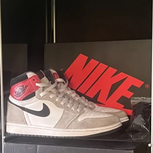 Jordan 1 high smoke grey  - 💨 Jordan 1 high light smoke grey 💨 🔥Storlek 42,5🔥🍀Originalboxen tillkommer 🍀🦋Kan fraktas eller mötas upp i Stockholm 🦋🌸Skickar gärna fler bilder eller svarar på frågor 🌸🥥Äkta🥥⭐️Pris kan diskuteras vid snabb affär ⭐️